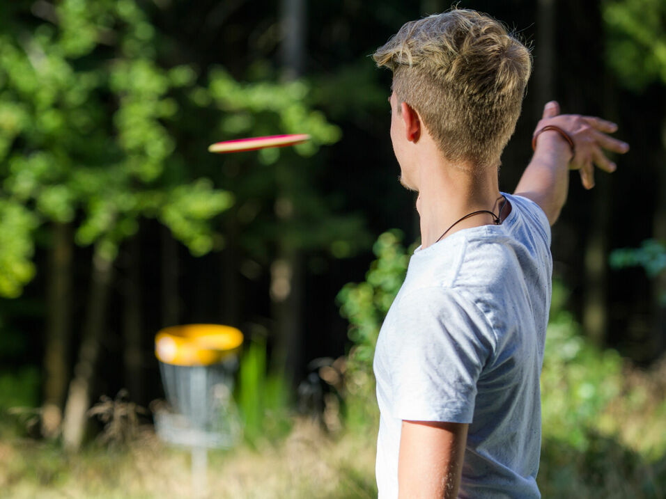 Fliegende Discgolfscheibe im Kurpark von Bad Fredeburg im Schmallenberger Sauerland