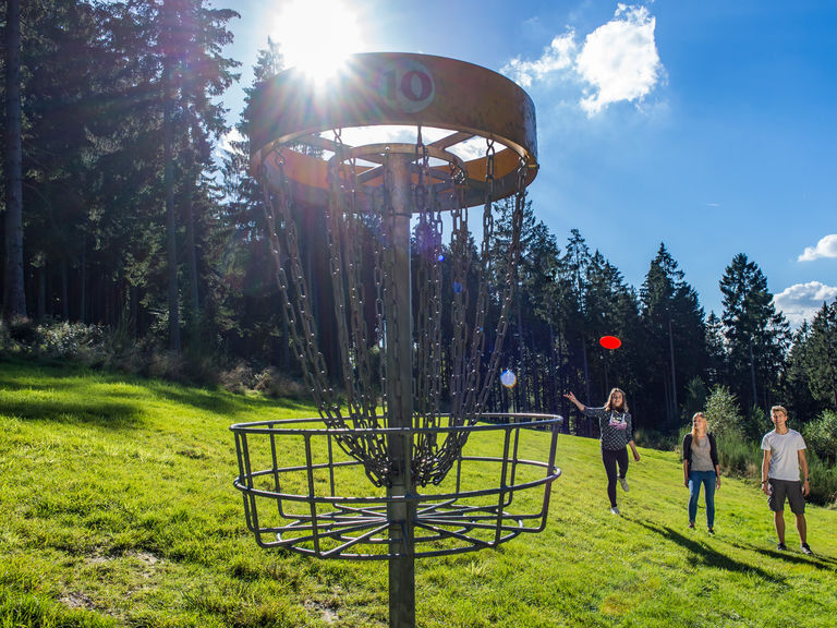 Menschen spielen Discgolf im Kurpark von Bad Fredeburg
